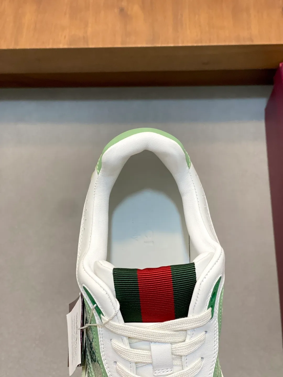 Men's Shoes 💰660 𝐆𝐮𝐜𝐜𝐢 𝐑𝐞-𝐖𝐞𝐛 As the first sneaker created by Sabato De Sarno for Gucci, the Re-Web series reinterprets the brand's classic stripes and sets off the modern silhouette design with bold and unique details. These shoes are crafted from white leather. This new sneaker is ingeniously decorated with many of the brand's classic details, and is equipped with a bright red and green webbing tongue, which will make people fall in love at first sight. White leather treated with a special process for softness and luster, with an embossed grainy texture. Script Gucci logo and interlocking G web label with Interlocking G and script Gucci logo. Rubber outsole with interlocking G detail eyelets. Web tongue. Size: 39-44 (customized for sizes 38 and 45)